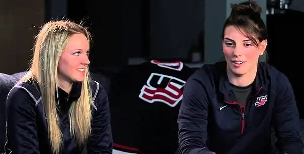 ជួប Amanda Kessel ឬ Hilary Knight?