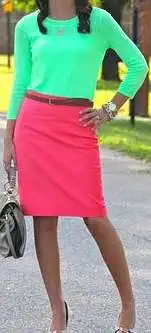 shirt alawọ pupa, skirt gige igun pupa