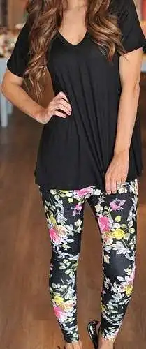 blusa negra de manga corta, pantalones florales