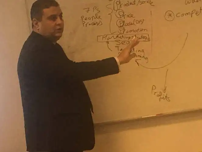 Nuevo Formulario de Revisión de Facultad - Dr. Ahmed ElTagy Instructor Estrategia de Marketing